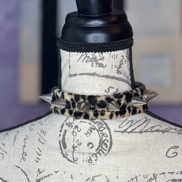 Leopard Print Spiked Choker - Picture 2 of 10